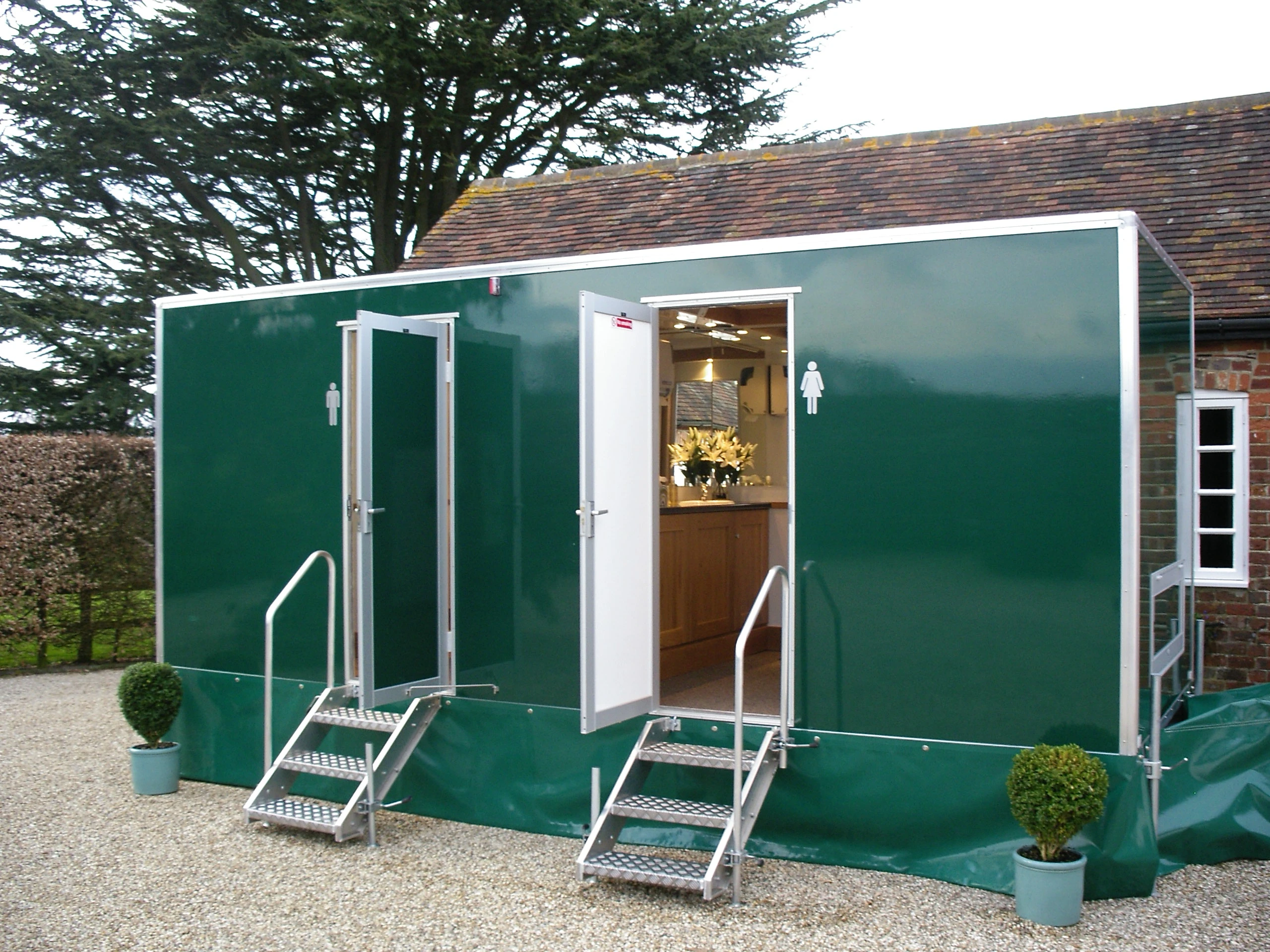 Luxury-Trailer-Exterior_jpg